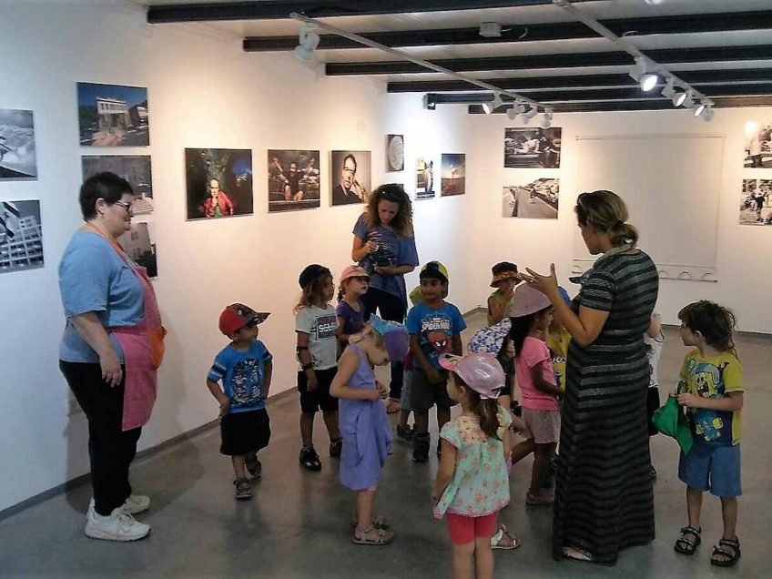 ילדים מבקרים בגלריה זרעים של צבא צילום יקי מזור