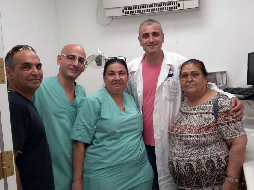אילן צדוק יחד עם אמו וצוות מחלקת פה ולסת במרכז הרפואי פוריה