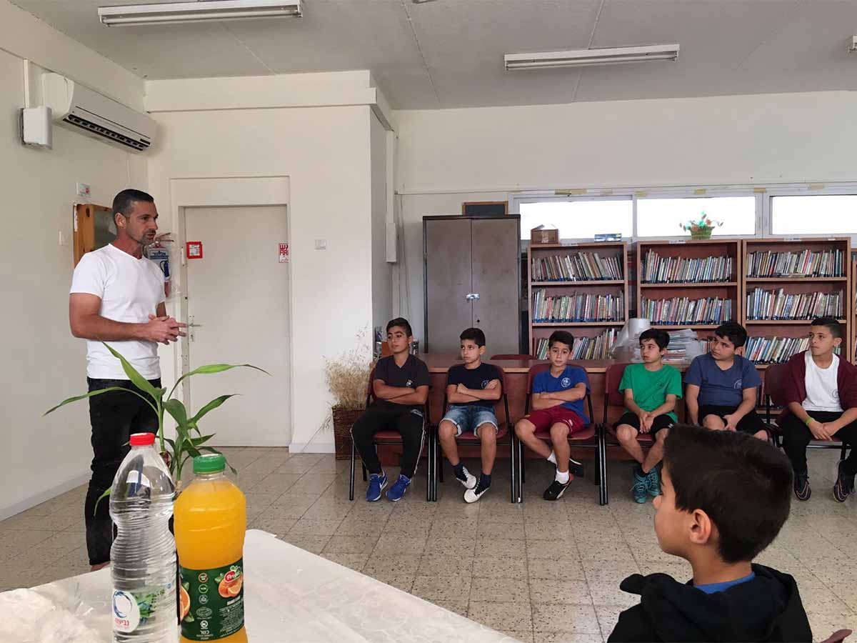 השוער האגדח מאיר כהן מרצה לילדי נבחרת ביה"ס היסודי "עליזה בגין" במגדל העמק