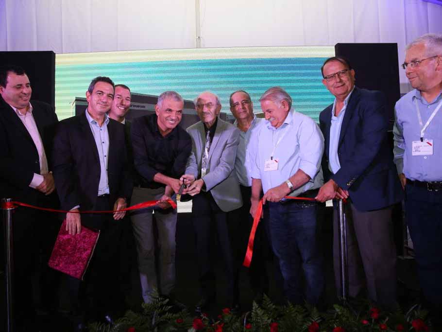 גזירת סרט – השר כחלון, משפחת תומר, שרגא ברוש נשיא התאחרות התעשיינים, נועז בר ניר מנכ"ל שירותי בריאות כללית וראשי המועצות. צילום – שרונה אברהם