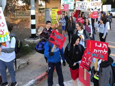 גבת: הליכות מחאה לבית הספר – נגד הקמת שדה תעופה ברמת דוד