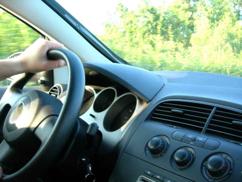 60 אחוזים מהנהגים בצפון הודו כי הם מדברים בטלפון ללא דיבורית