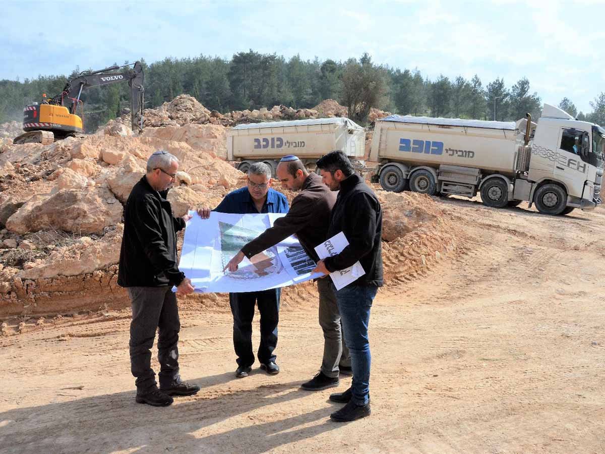 ראש העיר של מגדל העמק ברדה בודק מקרוב את העבודות על הקאנטרי קלאב החדש
