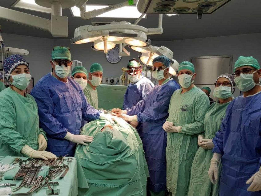 בתום ניתוח של 12 שעות: לסת של בת 59 מהצפון שוחזרה באמצעות עצם מהרגל