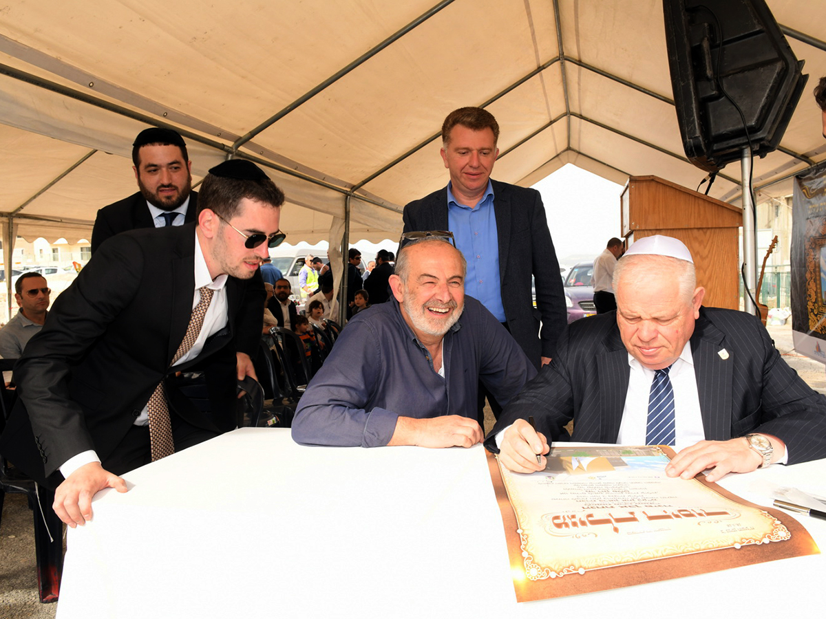 ראש עיריית נצרת עילית פלוט וסגנו גדלקין עם היזם במעמד הנחת אבן הפינה למרכז המסחרי החדש