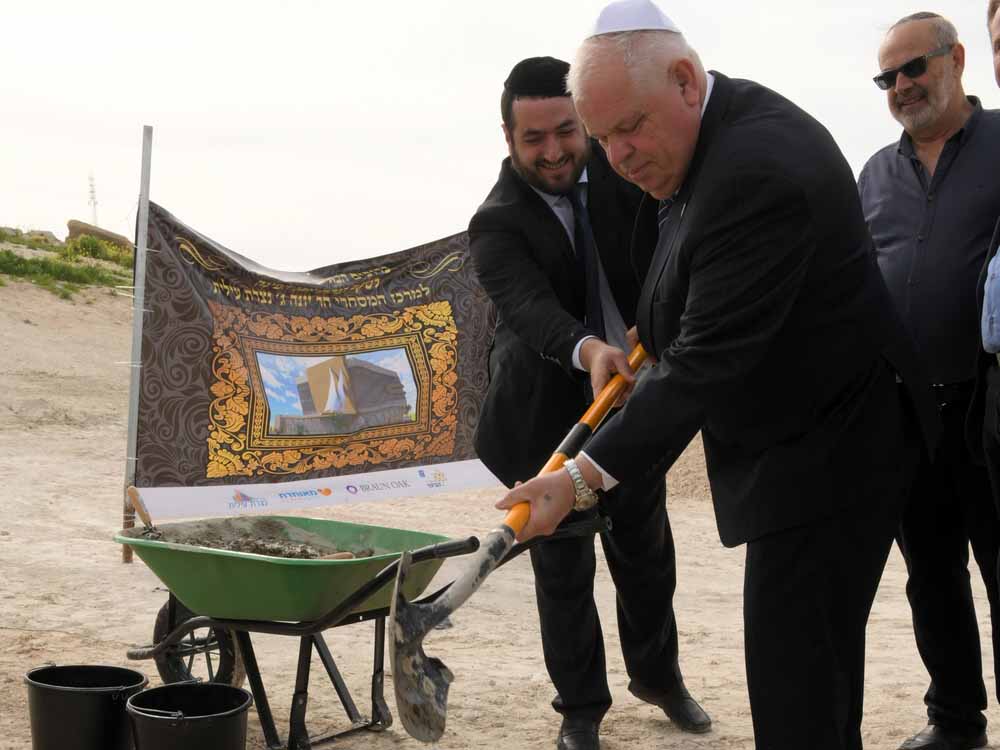 ראש עיריית נצרת עילית פלוט מניח את אבן הפינה למרכז המסחרי
