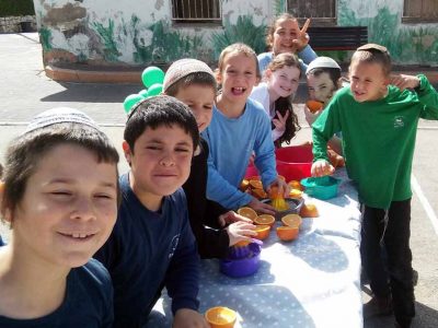 בית ספר האר"י במגדל העמק מציג: שיעורים בחקלאות, שירה ונגרות