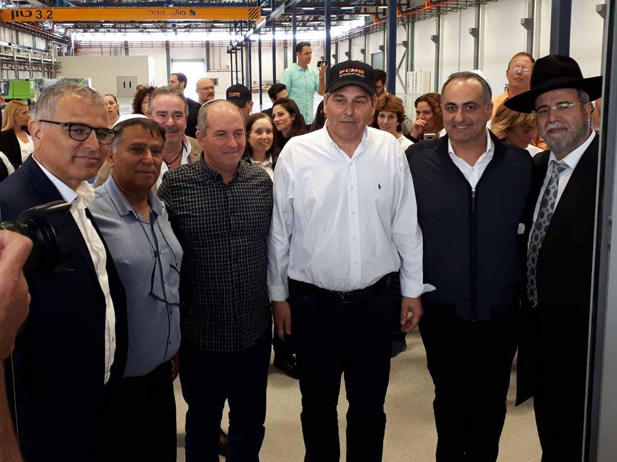 קביעת מזוזה במפעל החדש על ידי רב בית שאן, ראש העיר בן שטרית, ראש מוא"ז עמק המעיינות קרין ומכובדים נוספים