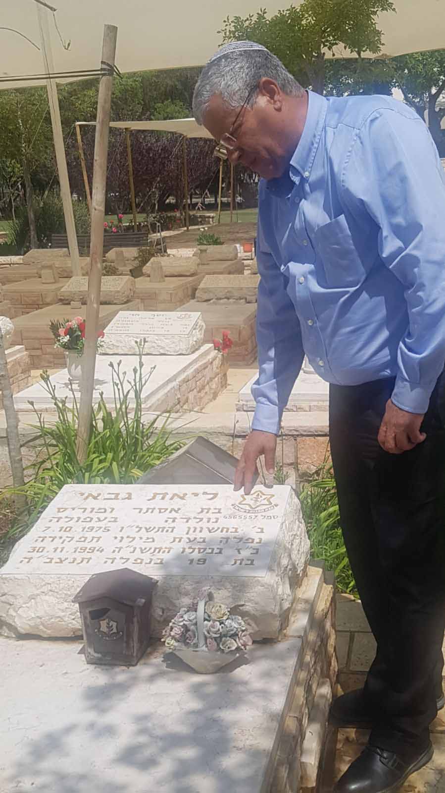 :שלמה מליחי בסמוך לקברה של ליאת גבאי ז"ל
