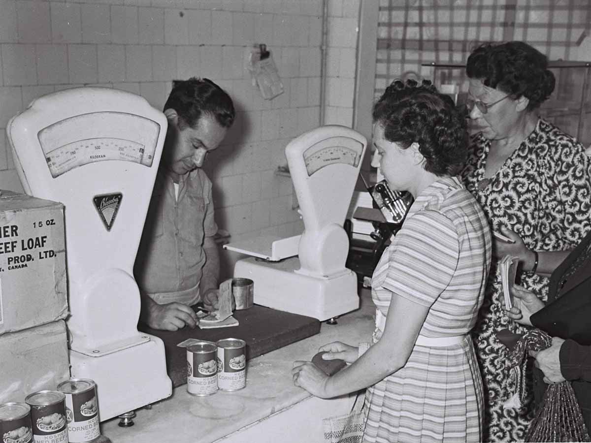 צילום-פריץ כהן-קונה מוצרים מהקצב באמצעות הקצבה-1949