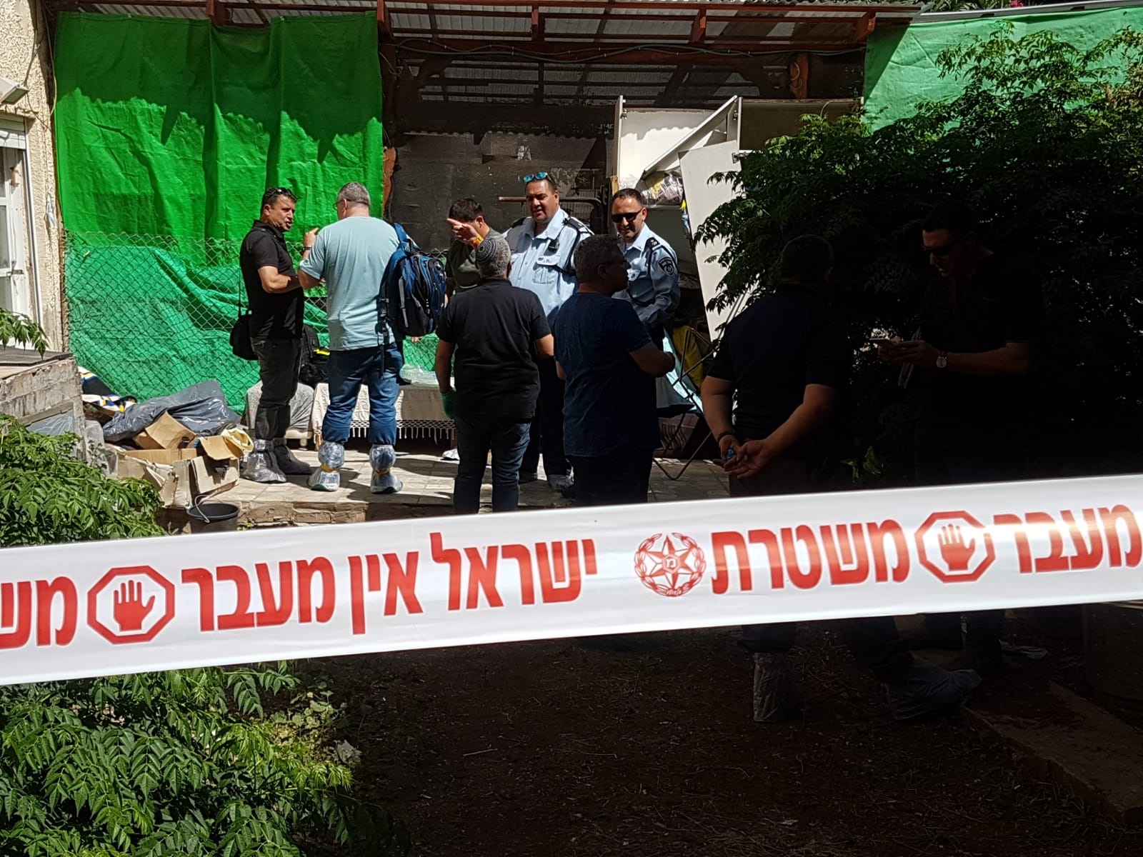 חוקרי משטרת ישראל בזירת הרצח
