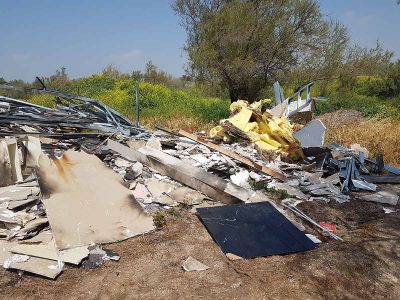 עמק יזרעאל: קבלן פינוי פסולת בניין נתפס "על חם"