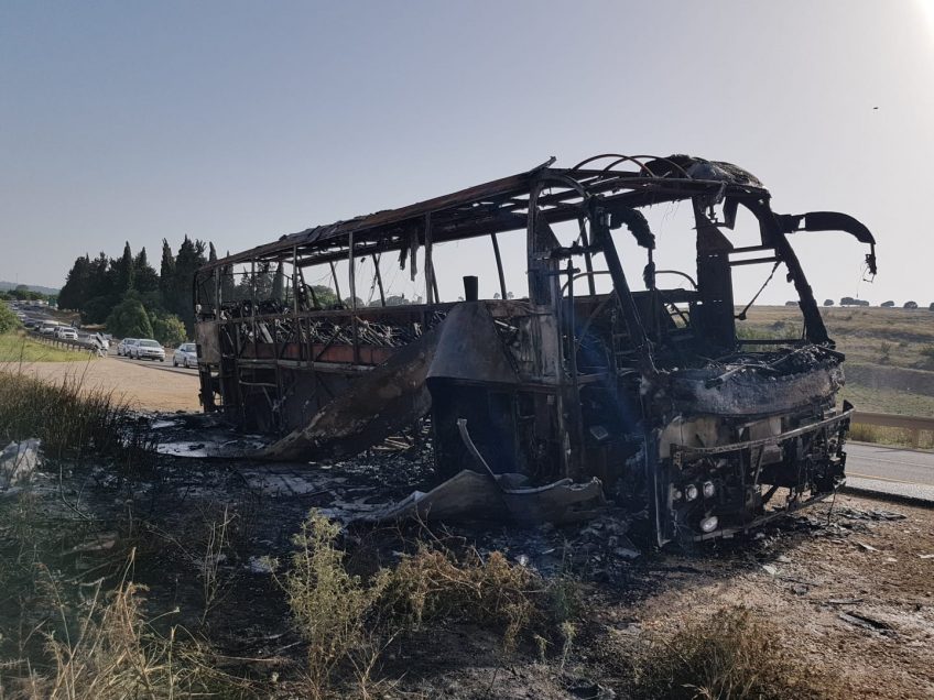 עמק יזרעאל: אוטובוס נשרף כליל- הנהג נפגע ופונה לטיפול רפואי