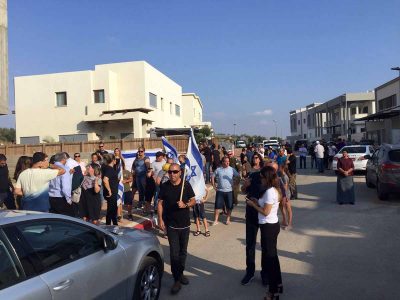 עפולה: מפגן מחאה מול ביתו של תושב רובע יזרעאל שמכר את ביתו לבני מעוטים