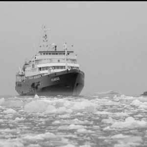 ספינת שיט שוברת קרח בים הצפוני