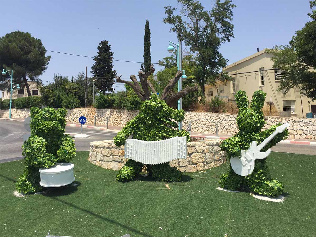 כיכר מעוצבת בנצרת עילית עם פיסול צמחייה כנגנים וכלי נגינה