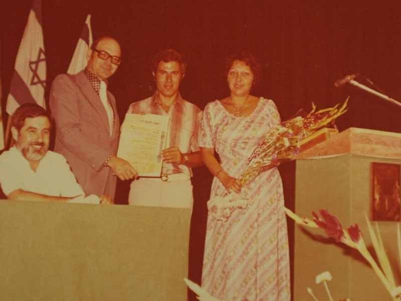 יעקב טולדנו מעניק אזרחות כבוד לצבי אלדרוטי בשנת 1977