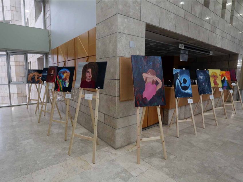 תערוכת ציורים של נערות בסיכון מוצגת בבית משפט השלום בנצרת