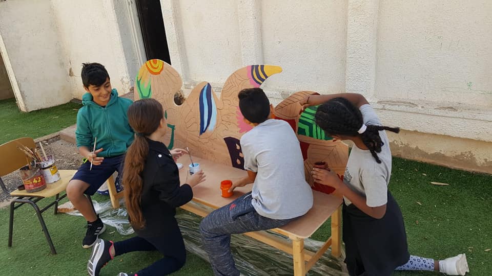 התלמידים מכינים ספסל ישיבה חדש