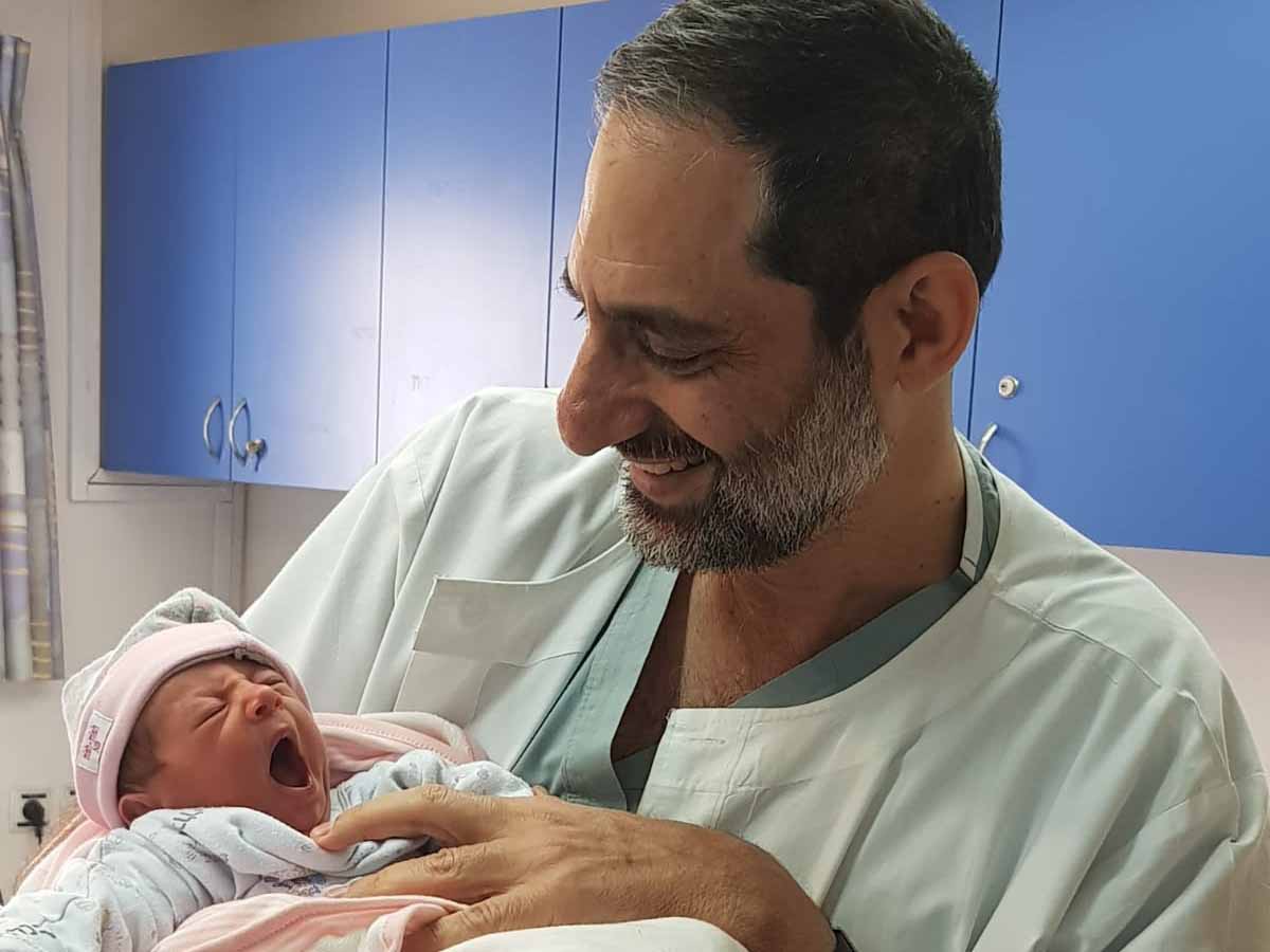 פרופ' זוהר נחום עם תינוקת מקסימה במרכז רפואי העמק