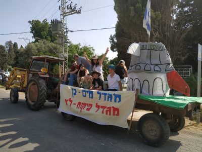 מאבק יצירתי בעמק יזרעאל: עשרות טרקטורונים יצרו צורת מטוס כמחאה נגד הקמת שדה התעופה