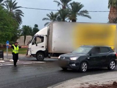 מזג האוויר הסוער: גשר פרסומות קרס בצומת צמח