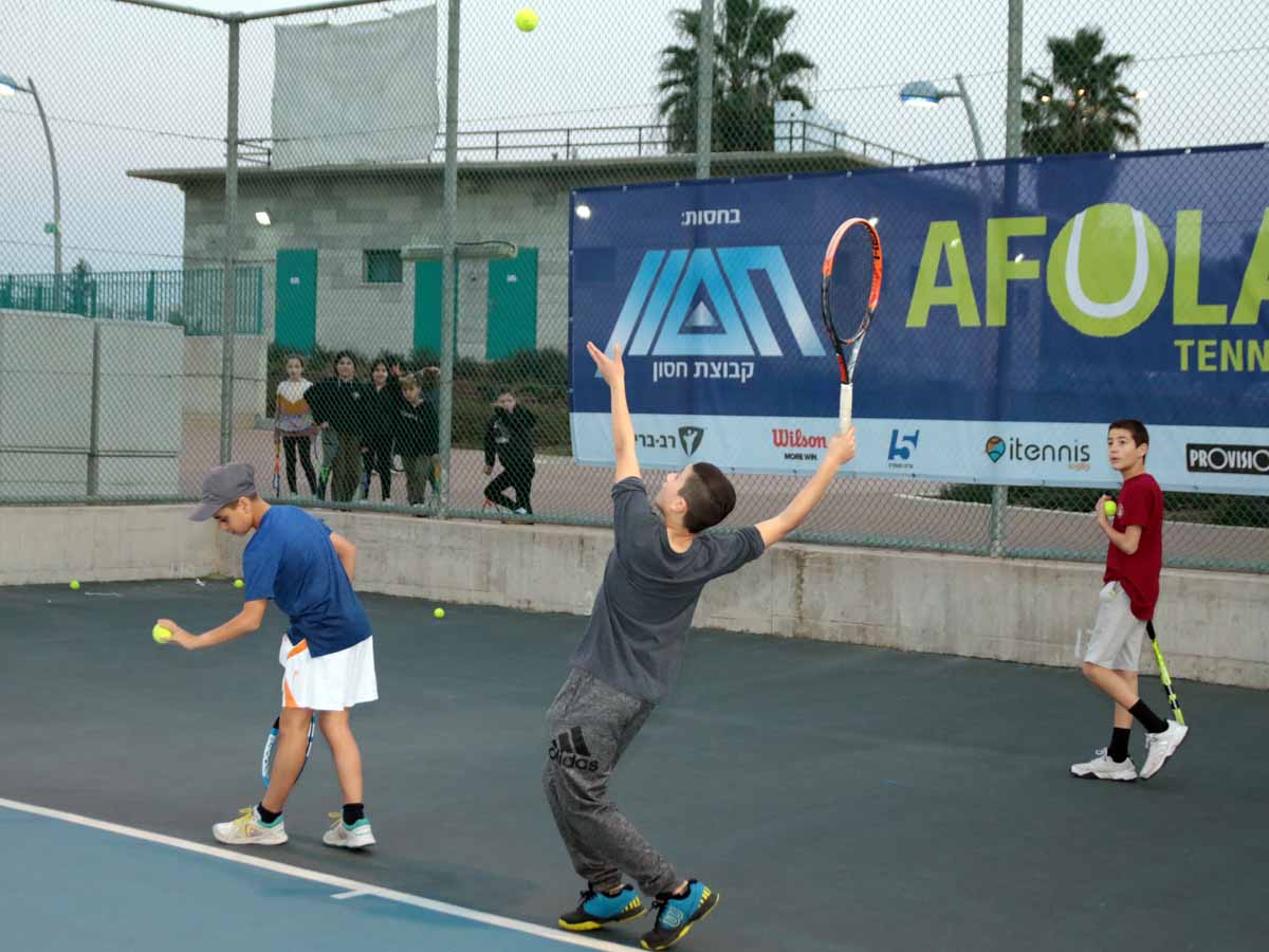 הטניסאים הצעירים בשעת האימון