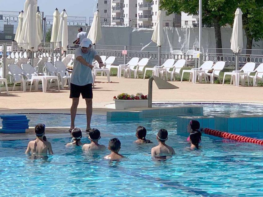 עפולה: תלמידי כיתות ה' החלו בשיעורי שחייה רגע לפני פתיחת הקיץ