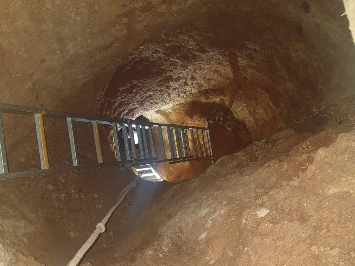 המערה בה נלכדו השלוה. צילום: דוברות המשטרה