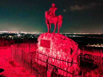 חודש המודעות לסרטן השד: בעמק יזרעאל האירו את פסל אלכסנדר זייד בוורוד