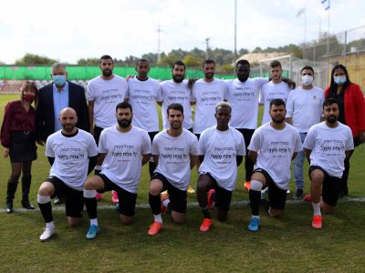 מגדל העמק: שחקני קבוצת הכדורגל במחווה מרגשת לרגל יום האישה