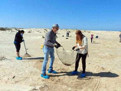 מחוברים לסביבה: עובדי עיריית עפולה יצאו לנקות את חופי הים