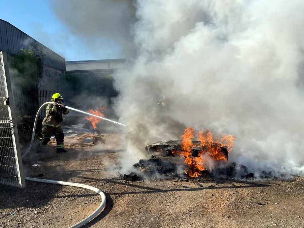 שריפה בחצר מפעל מיחזור באלון תבור. צילום: כיבוי והצלה עפולה