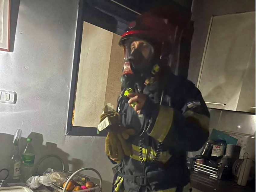 שריפה בבניין בעפולה: כבאים פרצו לדירת מגורים