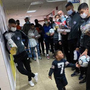 שחקני קבוצות הכדורגל והכדורסל העניקו תשורות לילדים המאושפזים במרכז הרפואי "העמק"