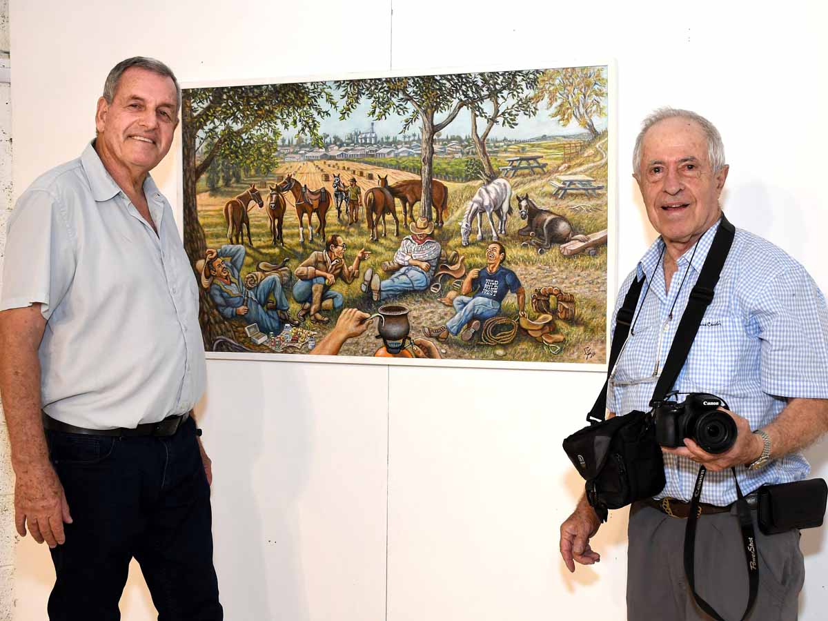 תערוכת אמני העמק- ראש המועצה עם הצייר יונתן טל מרמת דוד- צילום שאול רחמים