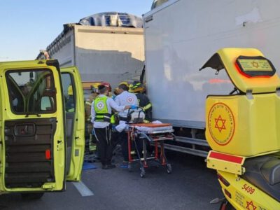 עפולה: נהג שנפגע בתאונת דרכים חולץ ממשאית
