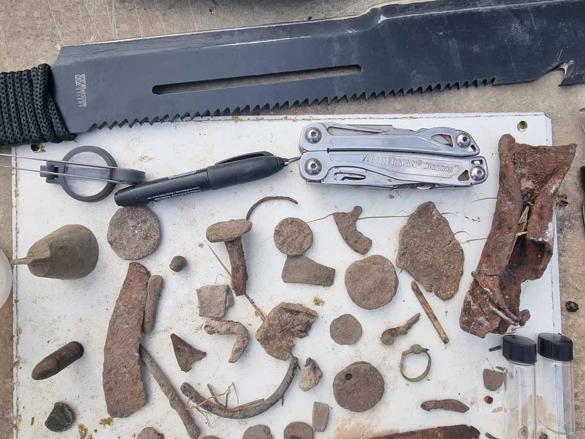 עתיקות שנתפסו בכליו של החשוד בשוד העתיקות. צילום: דוברות המשטרה