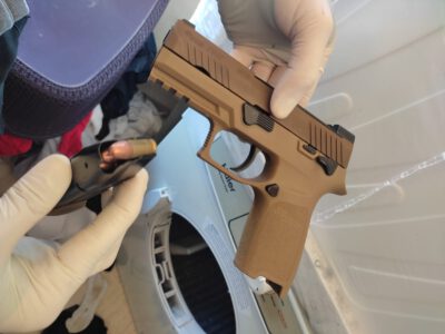 השוטרים הופתעו לגלות: אקדח "זיג זאוור" במכונת הכביסה