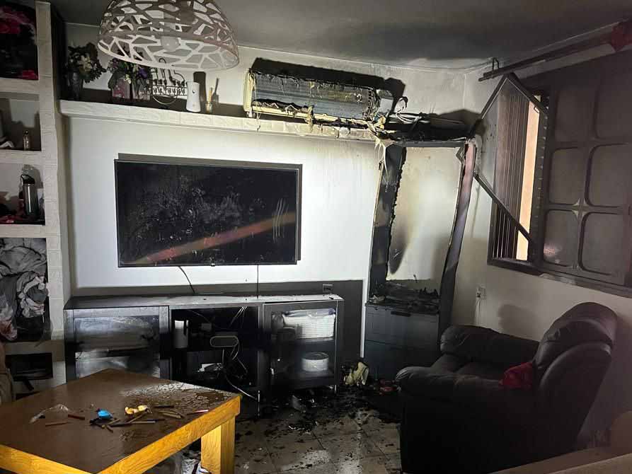 נזק כבד לדירה שעלתה באש. צילום: כבאות והצלה מחוז צפוןצילום: