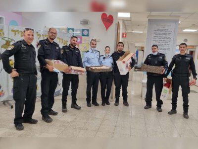 עם המון אהבה: שוטרי תחנת עפולה חילקו סופגניות וצעצועים ב"העמק"