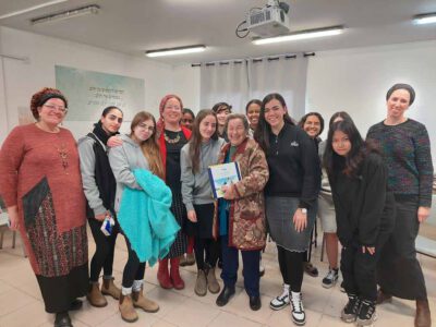 עפולה: מפגש מרגש לשורדת שואה עם תלמידות אולפנת צביה