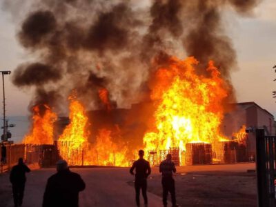 "להבות גבוהות": שריפה במפעל לייצור משטחים בבית שאן
