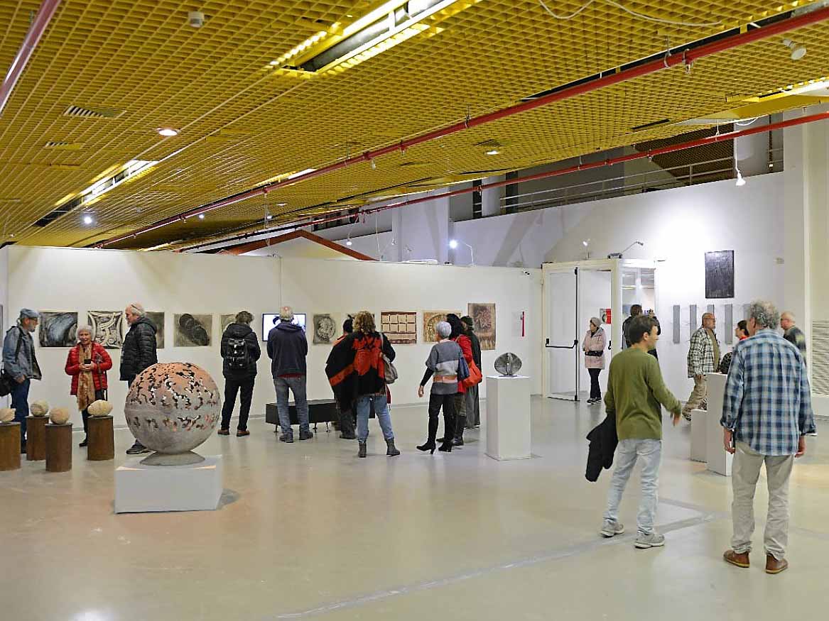 מאות חובבי אומנות כבר ביקרו בתערוכה. צילום: דוברות עיריית עפולה