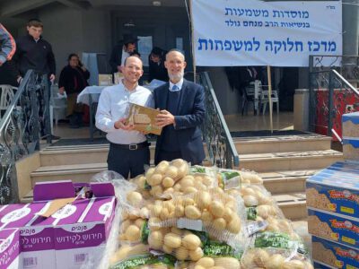 עפולה: מפעלות החסד של הרב מנחם גולד ובנו חילקו חבילות מזון ותווי קנייה