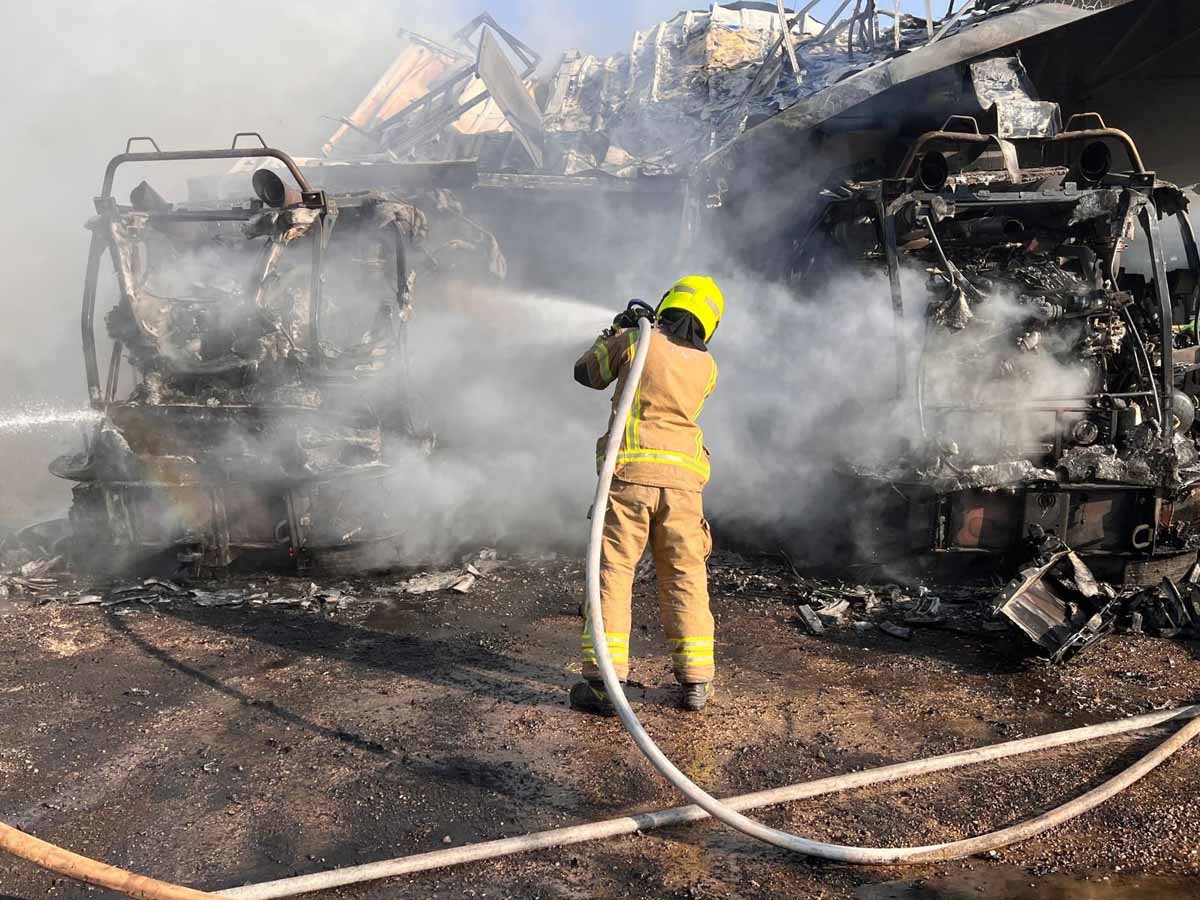 כיבוי המכונות החקלאיות שעלו באש בהאנגר בקיבוץ כפר רופין. צילום: איתי סיבוני
