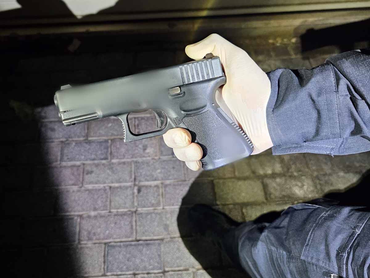 אקדח הגלוק עם הכדור בקנה שנתפס בידי החשודים. צילום: דוברות המשטרה