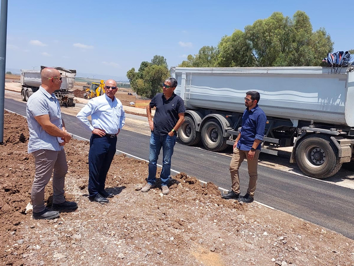 ראש העיר ומהנדס העיר בסיור בכביש החדש שנסלל - כביש חורשה