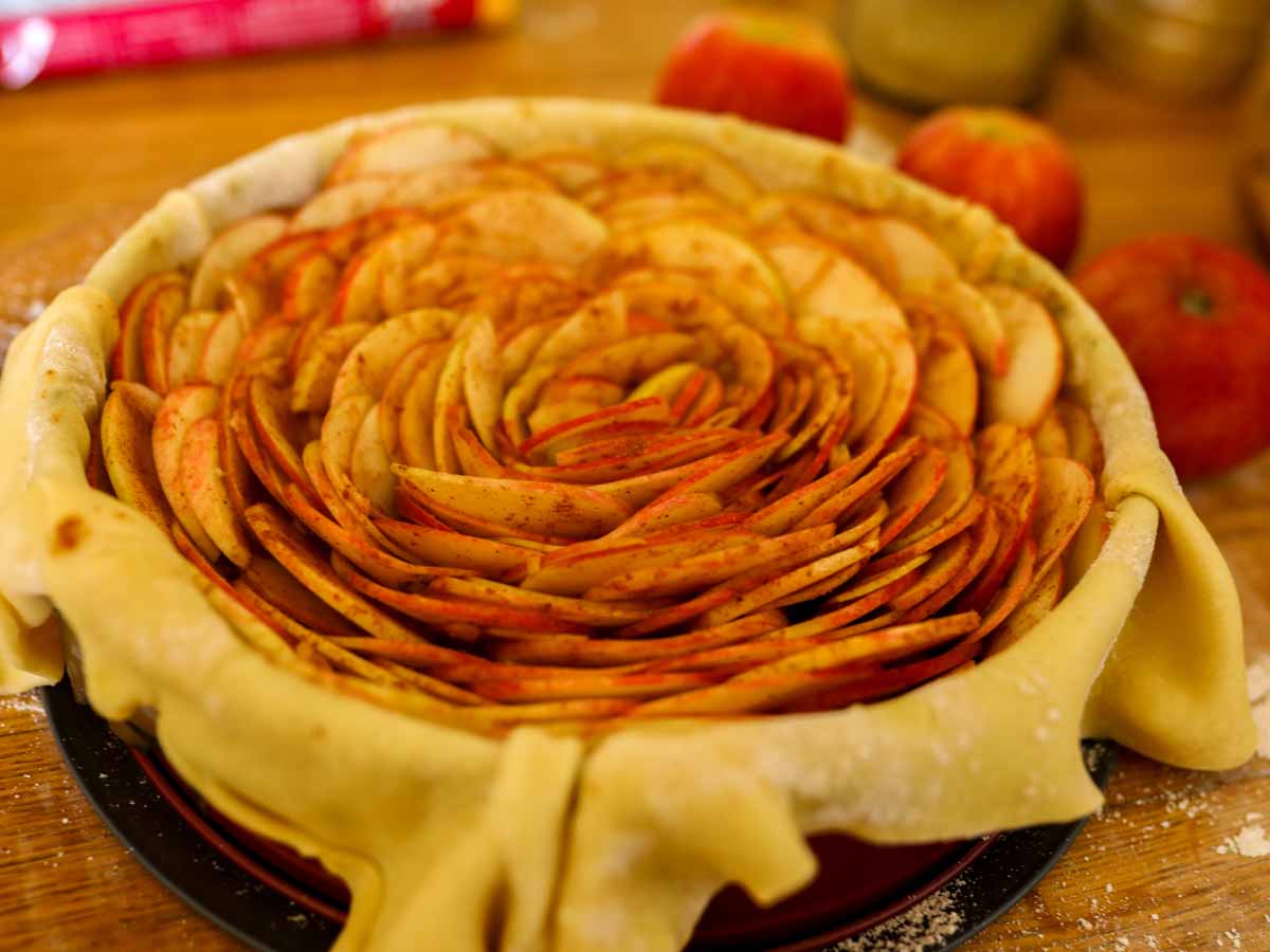 סידור פרוסות תפוחי העץ בסגנון פרח בבצק פריך מוכן 