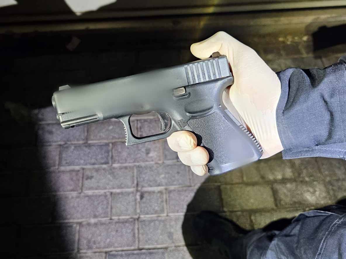 האקדח שנתפס בידי היורים. צילום: דוברות המשטרה